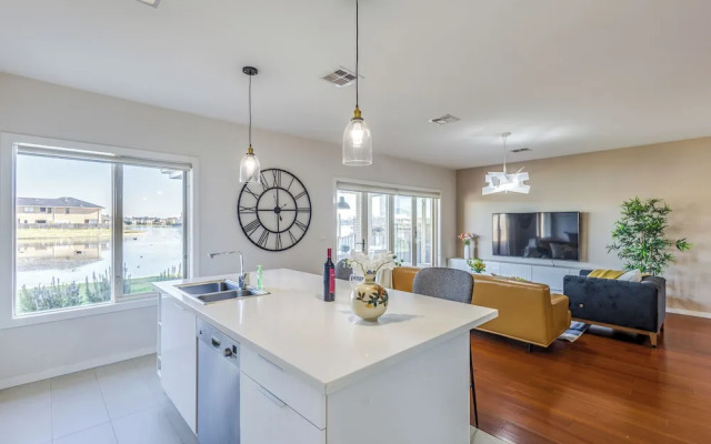 StayAU Magnificent Lakefront Villa