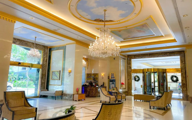 Charming Royal Garden Condo by RedAwning