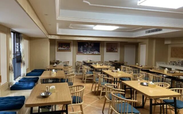 Vienna Hotel (Kunming Municipal Government Chunrong Street Subway Station)