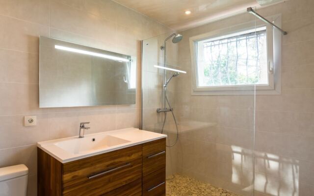 Spacious Villa in La Gaude With Swimming Pool