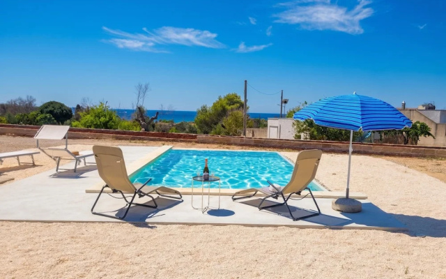 Villa Pescoluse With Pool and Sea View