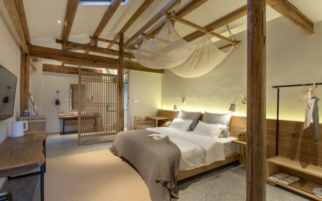 Old Street Moye Inn