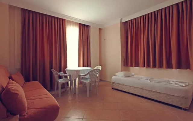 Catty Cats Garden Hotel