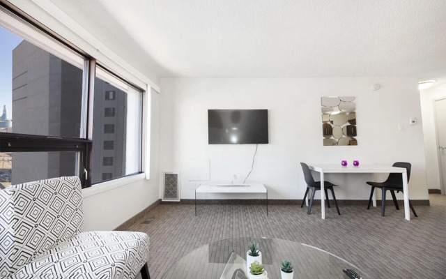 Modern Downtown One-bedroom Suite With Parking
