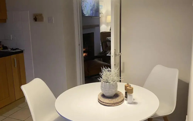Anglesey Retreat - 2 Beds - Sleeps 3 - Parking