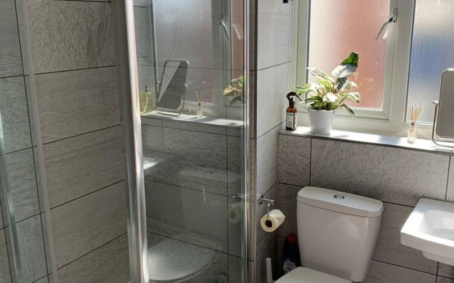 Charming 2-bed Apartment in Swansea