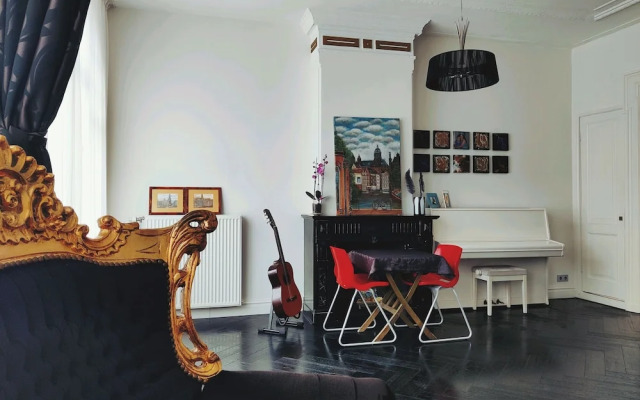 Dina Perla Lodges shared home in museum district