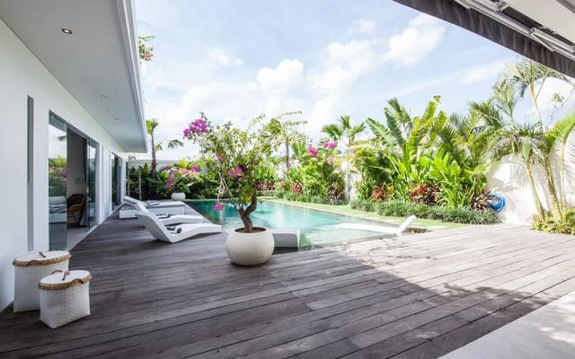 Captivating Villa Walk to the Beach