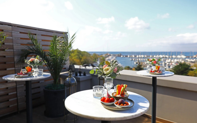 39 Kalamis Marina Hotel