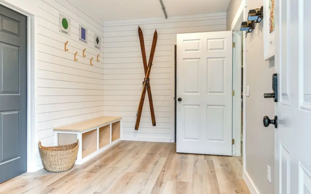 Mountain Views & Fire Pit: Sandgate Getaway