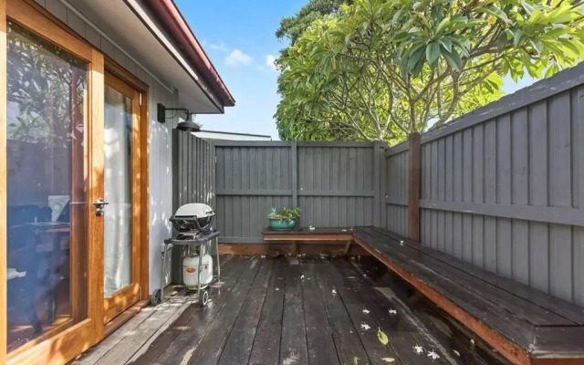 Garden Oasis-1 min from the beach & pet friendly!