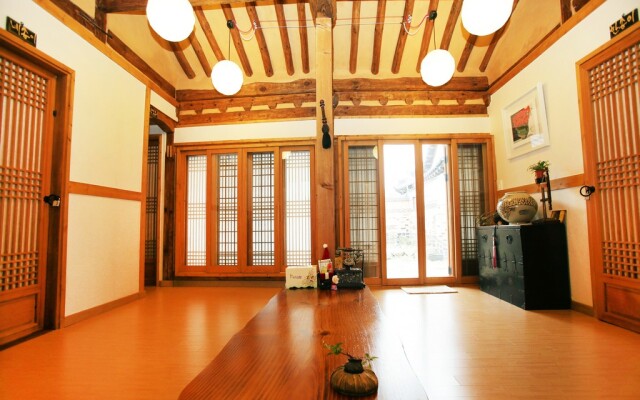 Saekdong Jeogori Hanok Guesthouse Jeonju