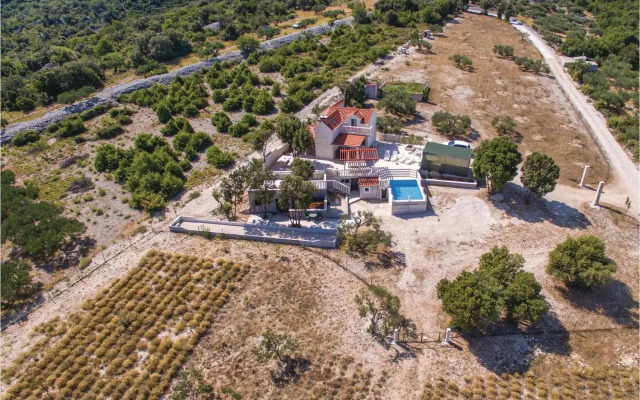 Three-Bedroom Holiday home with Sea View in Praznica
