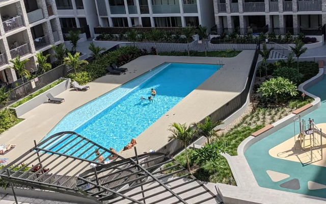 Elegant 3-bed 2-bath, balcony, with pool included, NO PARTIES!