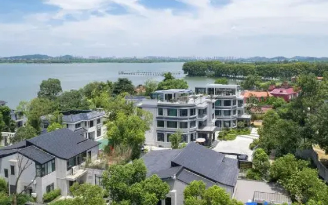 Hubian Qiyuan (Wuhan East Lake Scenic Area)