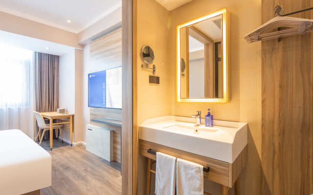 Elan Hotel (Luoyang Zhouwangcheng Plaza Subway Station Store)