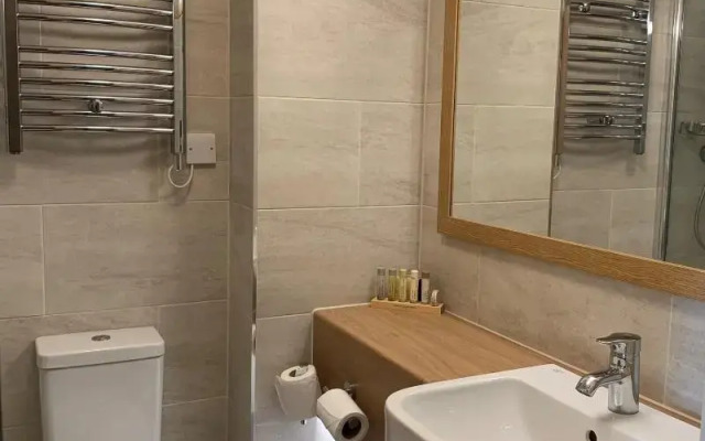 Potters Heron Hotel