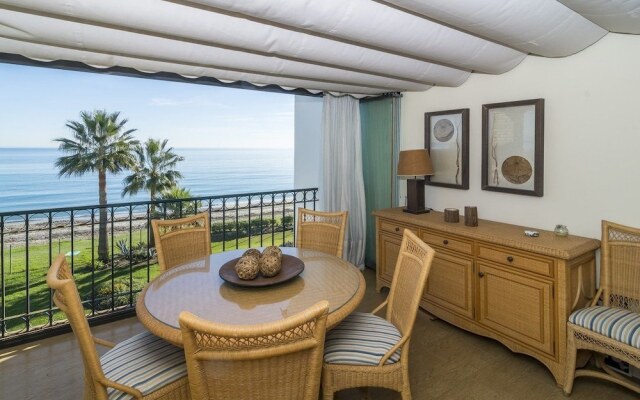 HB First beach line apartment in Hacienda beach Roomservice