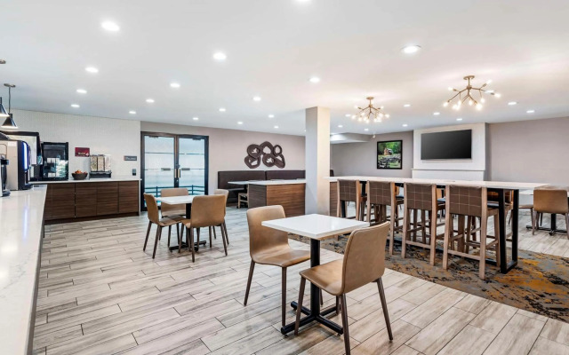 Best Western Plus Bourbonnais Hotel & Suites
