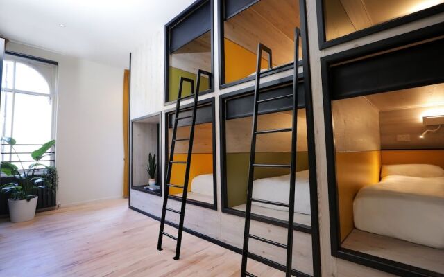 Revolver - Hostel