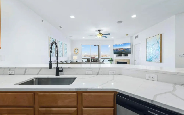 Panoramic Sunset Escape Waterfront Condo for 7!