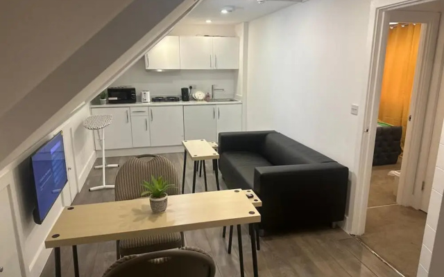 1 Bed Flat - Sleeps 2 - Pets - Garden - Parking