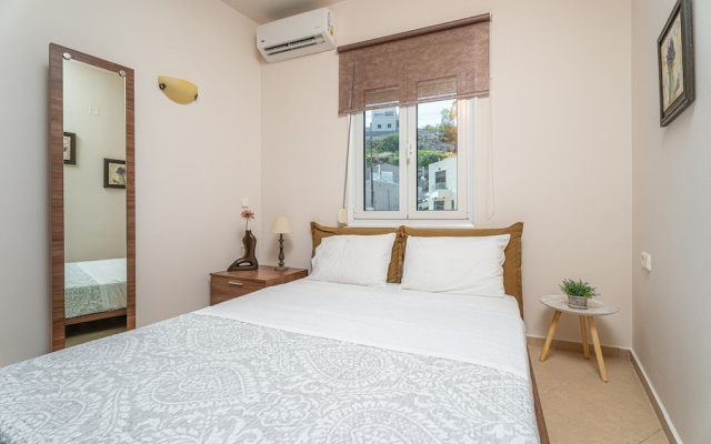 M N Luxury Apartment Sea View