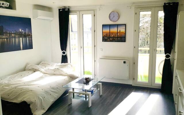 Studio in Poissy, With Wifi