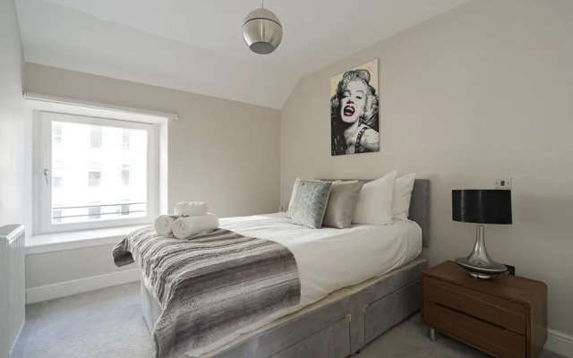 Modern 2BR Mews House