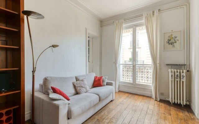 Bright and Homely Apartment in Batignolles