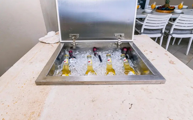 Luxury New 5 Location Pool Outdoor Kitchen