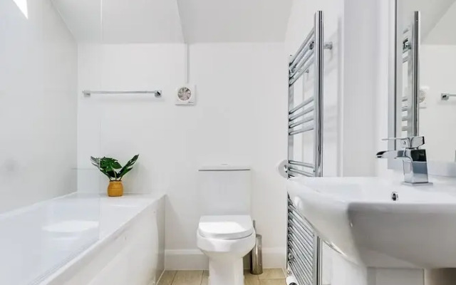Superb Central First Floor Studio Apartment #8
