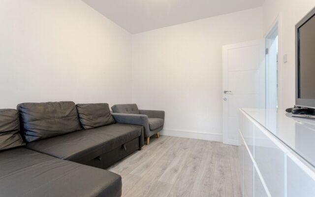 3 Bedroom House In Tooting With Garden