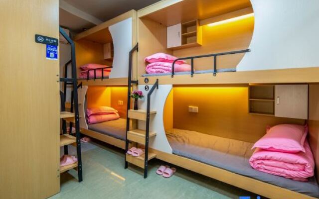 Jiyi Youth Hostel (Wuyi Square Huangxing Square)