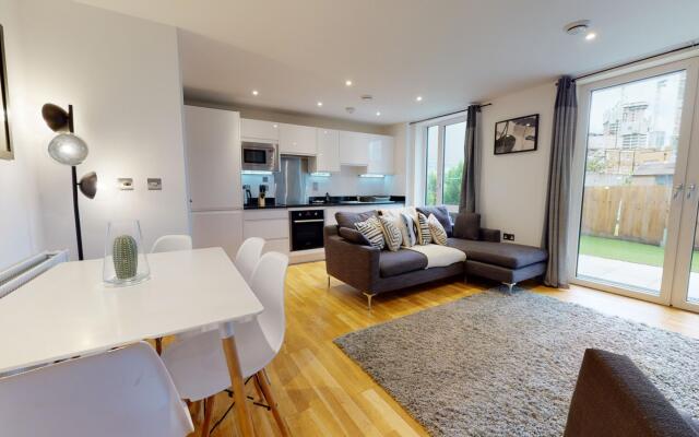 Comfy Two Bedroom One Bath Apartment in Limehouse