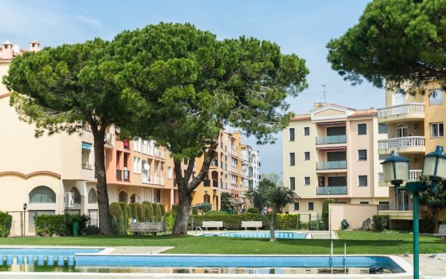 Alluring Apartment in Empuriabrava With Swimming Pool