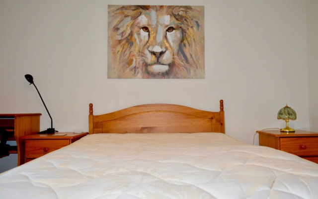 Spacious 2 Bedroom Ground Floor Flat in Leith