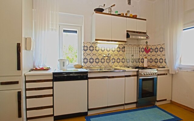 Apartment 461