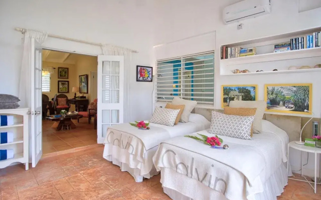Dreamin Villa - 3 B R Beachfront w Staff