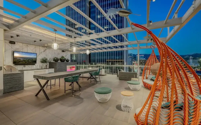 Modern London Style in Mid-hollywood Free Parking