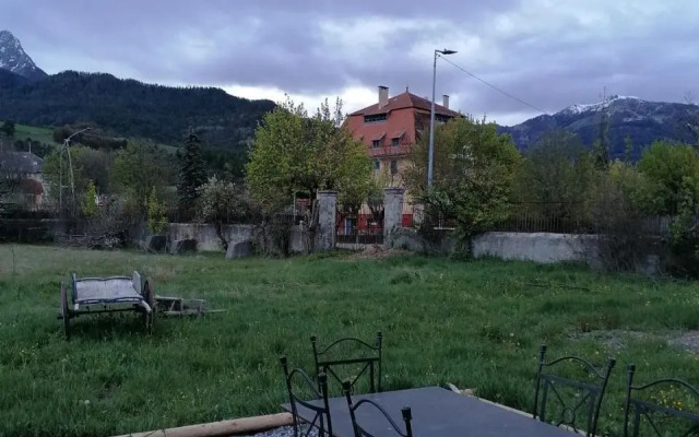 Maison dans parc clôturé