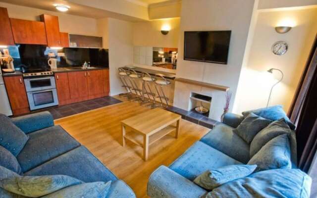 Central Open Plan Flat Sleeps 4