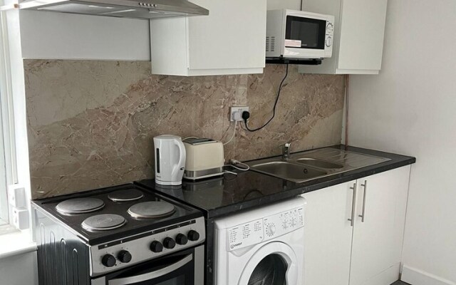 Captivating 2-bed Apartment in Ilford