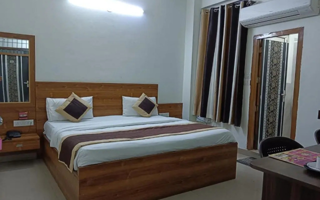 OYO 16721 Divine Hotel