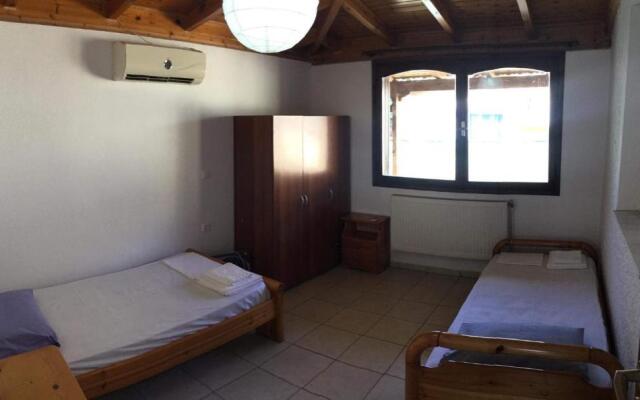 Tota's guest house, 4 min walk to the beach