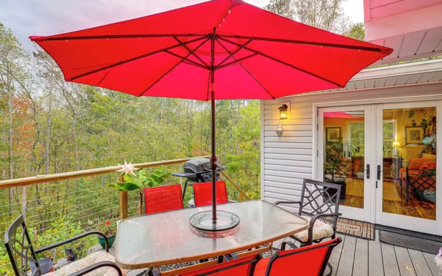 Ski Asheville! Mountain-view Hideaway w/ Deck
