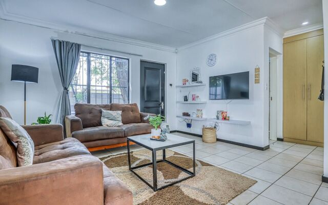 The Cottage-1 Bed-pool-bbq-fibre-solar-samrand