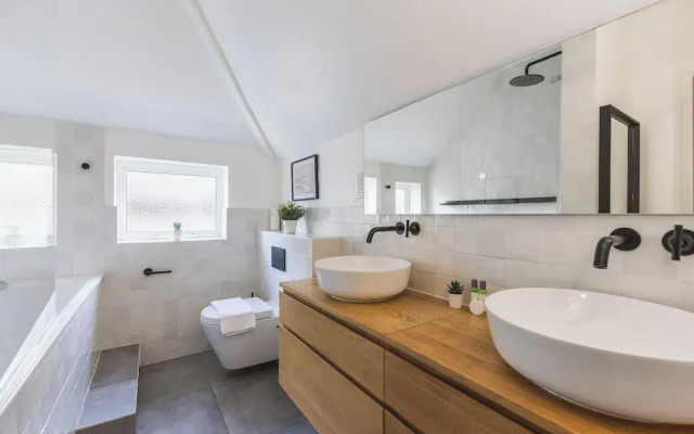 Beautiful Flat in Acton