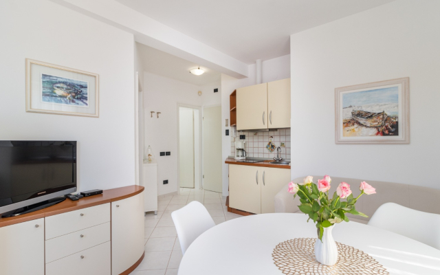 Apartment Escape - 20 m from sea: White Medulin, Istria