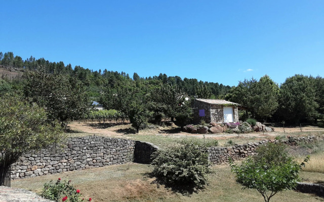 Charming stone Tiny House with communal pool, Chambonas